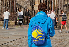 Eine Pilgerin am Ziel in Santiago de Compostela vor der Kathedrale des Heiligen Jakob.