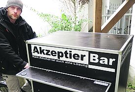 Mit der mobilen „AkzeptierBar“ bringt Marcus Wergin alkoholfreie Cocktails – oft im Tausch gegen eine Flasche Bier oder Schnaps.