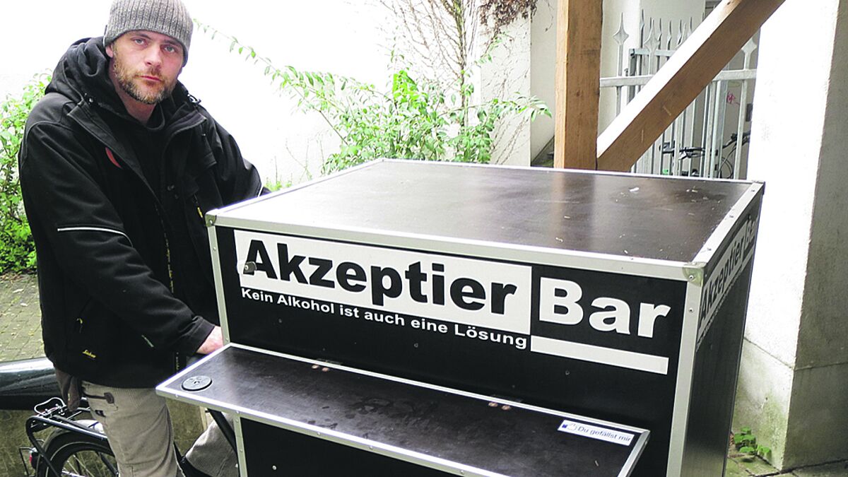 Mit der mobilen „AkzeptierBar“ bringt Marcus Wergin alkoholfreie Cocktails – oft im Tausch gegen eine Flasche Bier oder Schnaps