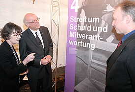 Prof. Dr. Stefanie Endlich, Landesbischof Gerhard Ulrich und Historiker Dr. Stephan Linck bei der Ausstellungseröffnung in der Hauptkirche St. Jacobi
