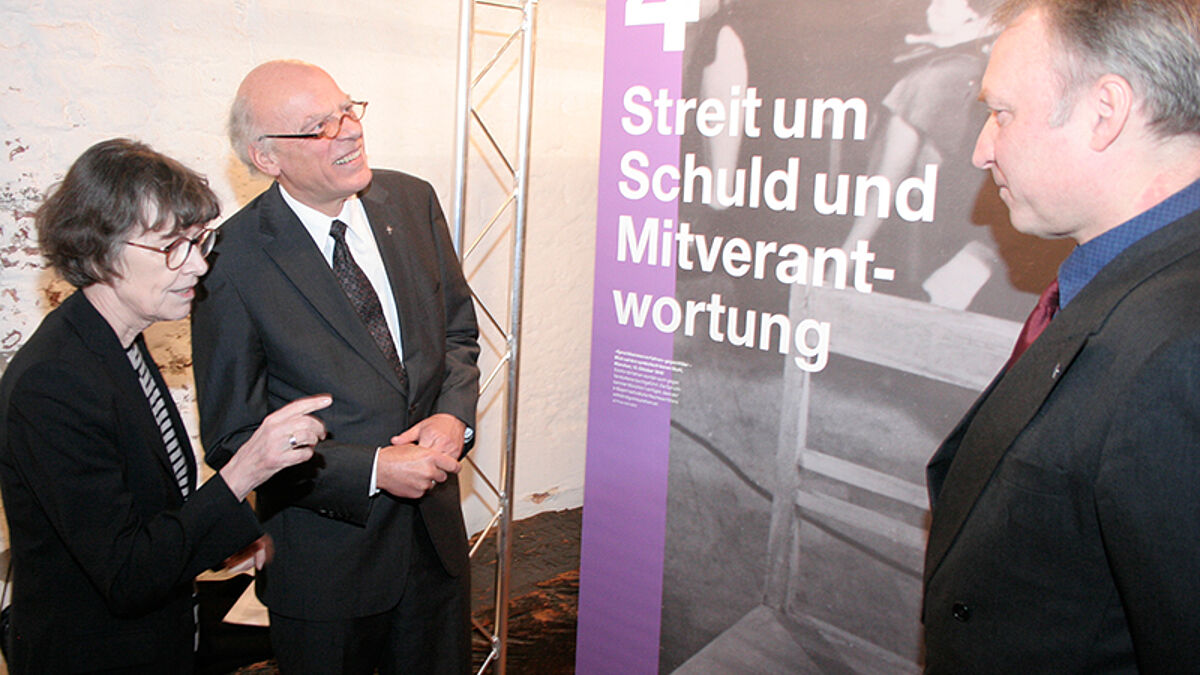 Prof. Dr. Stefanie Endlich, Landesbischof Gerhard Ulrich und Historiker Dr. Stephan Linck bei der Ausstellungseröffnung in der Hauptkirche St. Jacobi