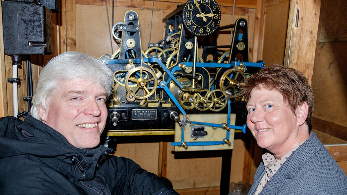 Pastor Stefan Bemmé und Pastorin Angelika Doege-Baden-Rühlmann haben sich zusammen mit dem Kirchengemeinderat bewusst dafür entschieden, die alte Kirchturmuhr aus dem Jahr 1951 zu erhalten