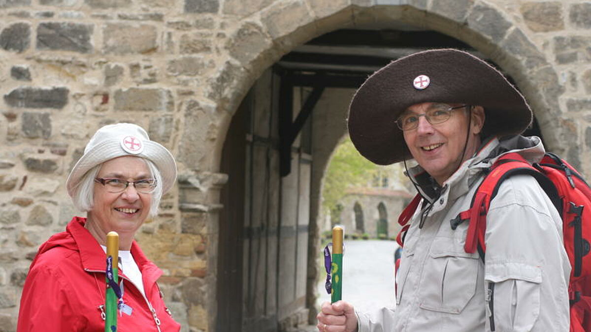 Claudia und Axel Lundbeck  stehen am 18.05.16 vor den Toren des mittelalterlichen Klosters Michaelstein bei Blankenburg. Regelmaessig ist das pensionierte Pastoren-Ehepaar auf dem Klosterwanderweg im Harz unterwegs und bietet gefuehrte Pilgertouren an. Auf einer Strecke von 67 Kilometern sind zwischen Goslar und Thale insgesamt sieben historische Kloester miteinander verbunden.  Entwickelt wurde der Weg, der auch Niedersachsen und Sachsen-Anhalt miteinander verbindet, erst vor wenigen Jahren. Die Orte wie das Kloster Woeltingerode bei Goslar oder das Kloster Wendhusen bei Blankenburg hatten zu unterschiedlichen Zeiten ihre Bluete. Waehrend des Mittelalters lebten dort Moenche und Nonnen verschiedener Ordensgemeinschaften, darunter Zisterzienser, Benediktiner oder Augustiner. Auch heute werden die Kloester ganz unterschiedlich genutzt. Siehe epd-Korrespondentenbericht vom 06.07.2016.