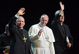 Der Präsident des Lutherischen Weltbundes, Bischhof Munib Younan (li.), und Papst Franziskus (M.) feierten mit 10.000 Teilnehmern im Stadion von Malmoe den Beginn des 500. Reformationsjubiläums (Foto re.: der Generalsekretär des Lutherischen Weltbundes (LWB), Martin Junge). 