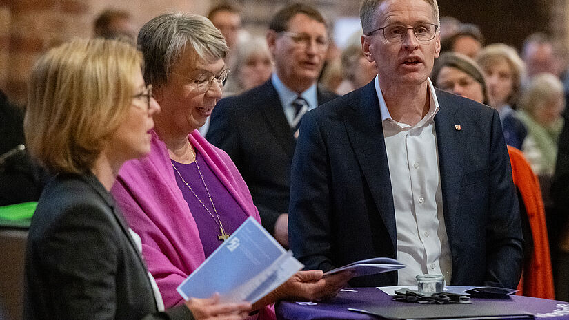 Ministerpräsident Daniel Günther, Landesbischöfin Kristina Kühnbaum-Schmidt und Bischöfin Nora Steen sangen gemeinsam mit den Gästen im Schleswiger Dom.