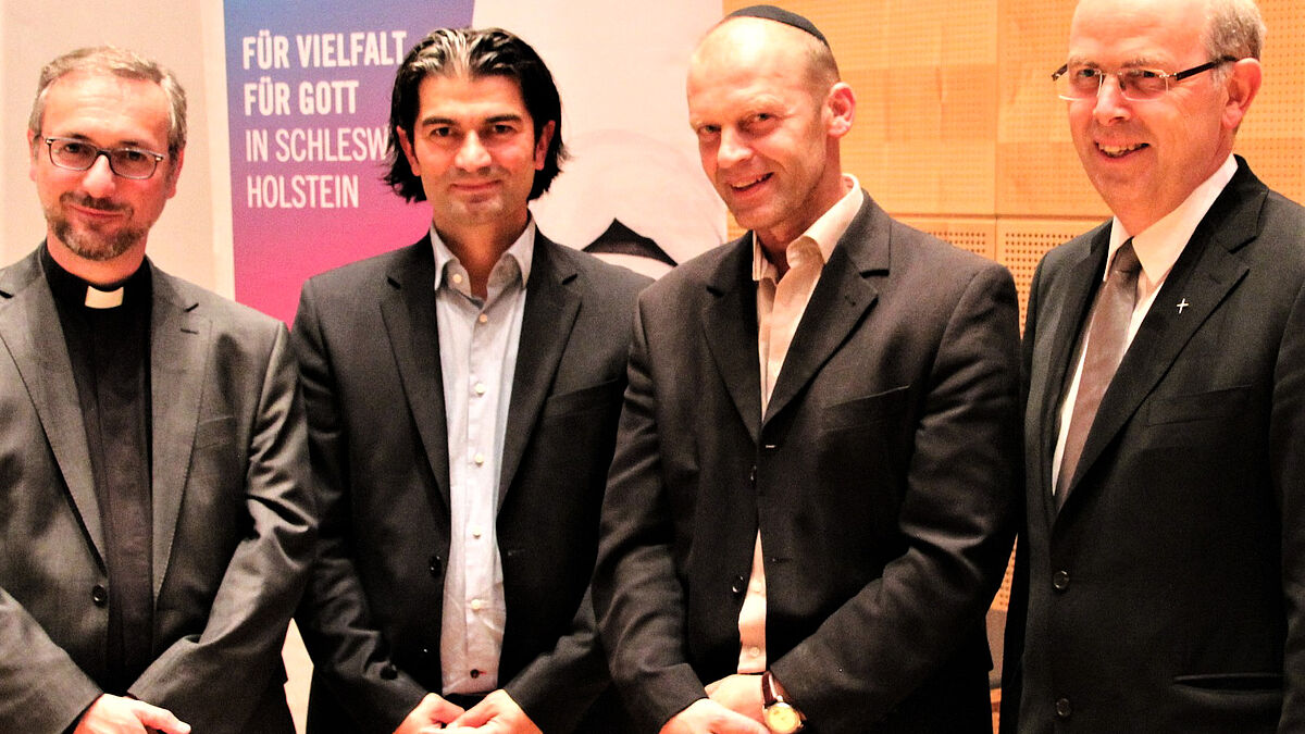 Urheber des gemeinsamen Leitworts: Erzbischof Stefan Heße (Erzbistum Hamburg, v.l.), Fatih Mutlu (Islamische Religionsgemeinschaft Schleswig-Holstein), Walter Blender (Landesverband der Jüdischen Gemeinden von Schleswig-Holstein) und Bischof Gothart Magaard (Nordkirche).