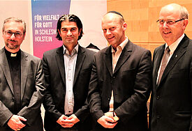 Urheber des gemeinsamen Leitworts: Erzbischof Stefan Heße (Erzbistum Hamburg, v.l.), Fatih Mutlu (Islamische Religionsgemeinschaft Schleswig-Holstein), Walter Blender (Landesverband der Jüdischen Gemeinden von Schleswig-Holstein) und Bischof Gothart Magaard (Nordkirche).