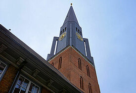 Blick auf den Turm der Hamburger Hauptkirche St. Jacobi