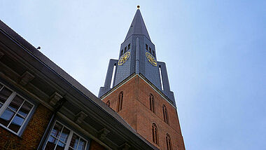 Blick auf den Turm der Hamburger Hauptkirche St. Jacobi