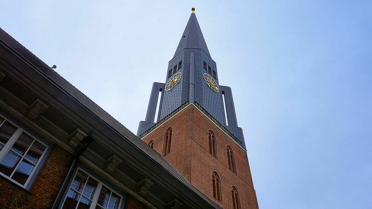 Blick auf den Turm der Hamburger Hauptkirche St. Jacobi