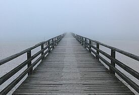 Die Seebrücke an der Ostseeküste in Prerow auf dem Darß.