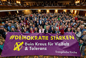 Synodale vor Banner Demokratie stärken auf Tag 1 der Landessynode Februar 2025