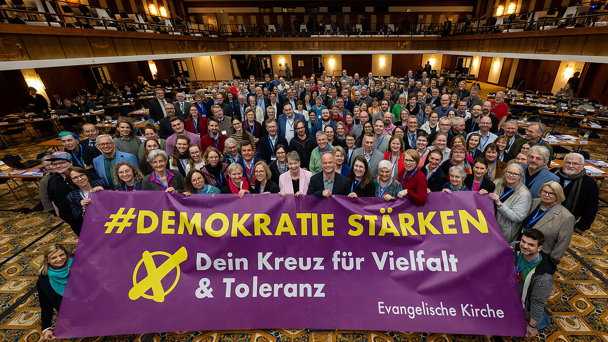 Die neue Landessynode trat drei Tage vor der Bundestagswahl zusammen. Um ein Zeichen für eine starke Demokratie zu setzen, versammelten sie sich hinter dem Banner zur Aktion "Dein Kreuz für Vielfalt und Toleranz".