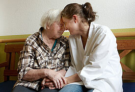 Für persönliche Zuwendungen bleibt im Alltag der Pflegekräfte oft zu wenig Zeit. (c) epd-Bild