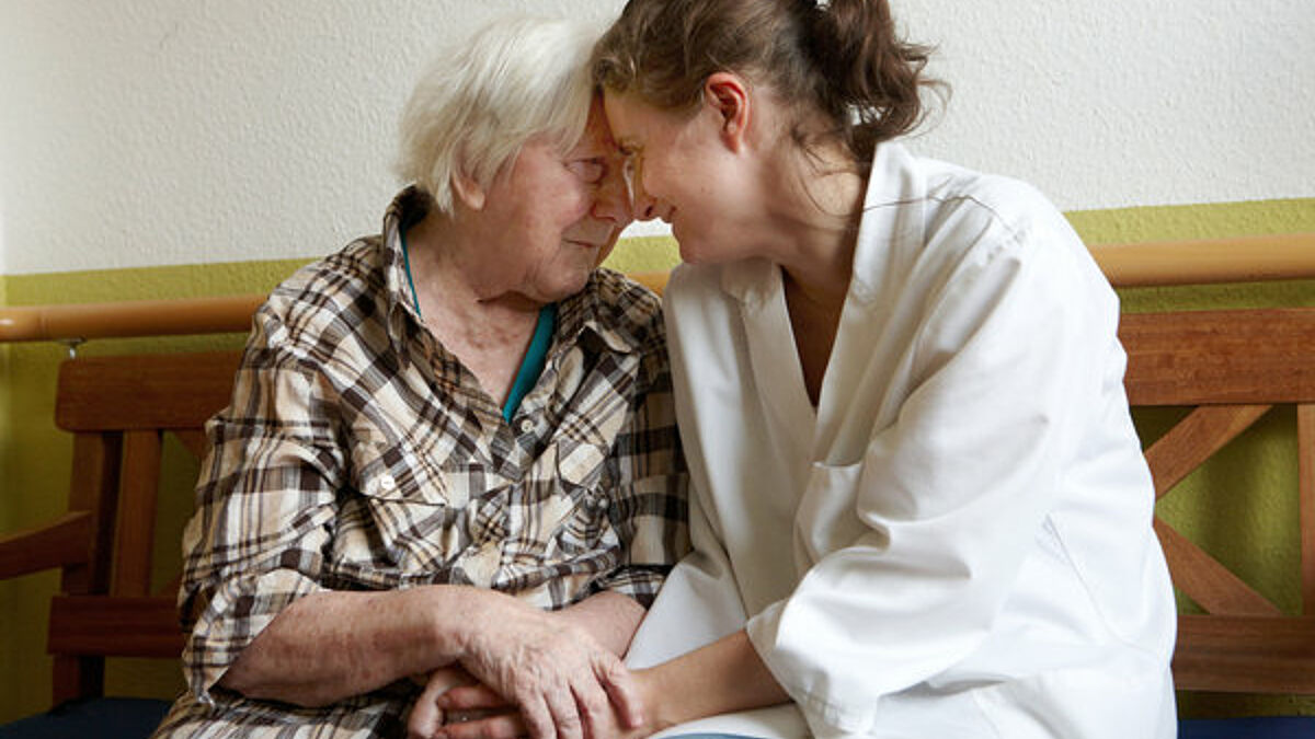 Für persönliche Zuwendungen bleibt im Alltag der Pflegekräfte oft zu wenig Zeit.