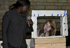 Emma Atieno und Beate Martensen spielen eine Szene aus der deutschen Botschaft nach. (c) Kirchengemeinde, Thorsten Pachnicke