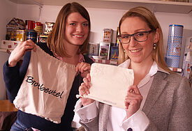 Die Brotbeutel nehmen sie selbst mit. Erdmuthe Kriener (links) und Vanessa Riechmann vermeiden konsequent Müll