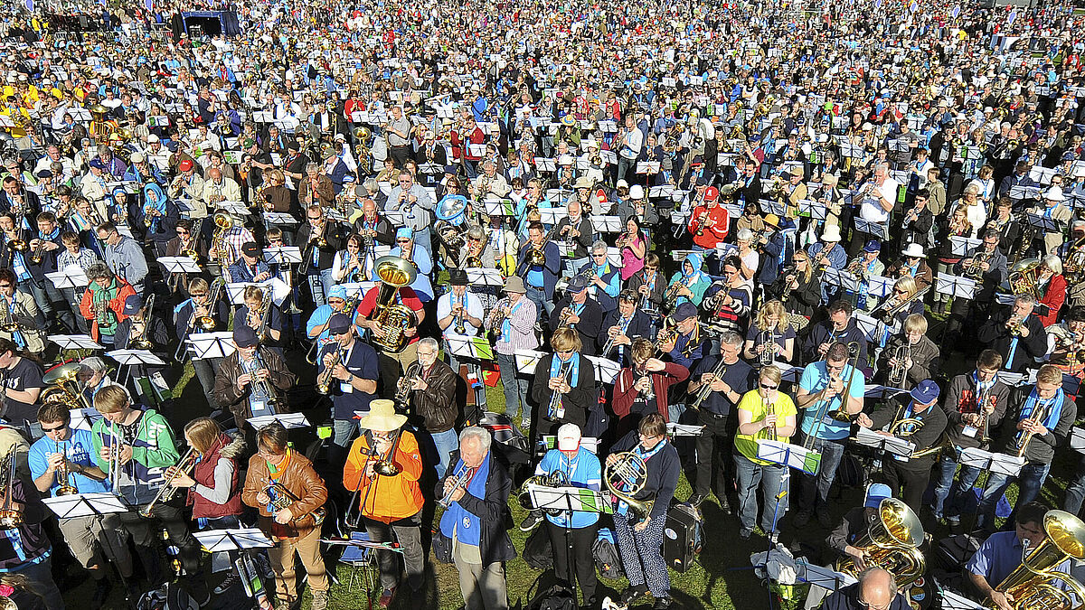 Bei sonnigem Frühlingswetter kamen im Mai 2013 Zehntausende Kirchentagsteilnehmer zum Abschlussgottesdienst des Protestantentreffens in Hamburg (Foto: Posaunenchöre). Unter freiem Himmel feierten die Christen im Hamburger Stadtpark noch einmal gemeinsam Abendmahl. Der 34. Deutsche Evangelische Kirchentag zählte rund 120.000 Dauerteilnehmer sowie 35.000 Tagesgäste. 