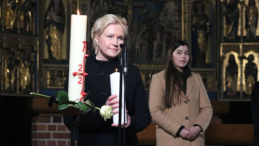 Innehalten und Gedenken: Manuela Schwesig, Ministerpräsidentin in Mecklenburg-Vorpommern, und Schauspielerin Coco Plümel (Staatstheater Parchim) beim Gottesdienst für Corona-Opfer im Schweriner Dom