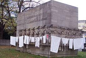 Unbekannte haben diese Kunst-Installation aus Wäschestücken zerstört