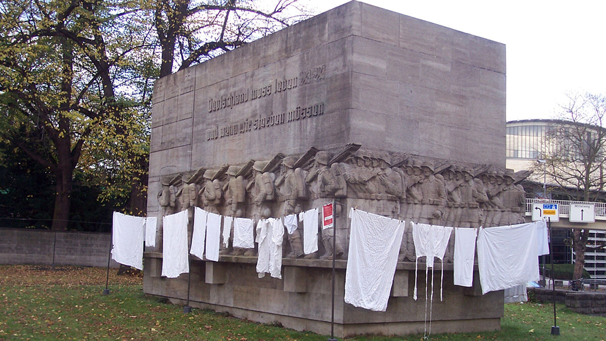 Unbekannte haben diese Kunst-Installation aus Wäschestücken zerstört