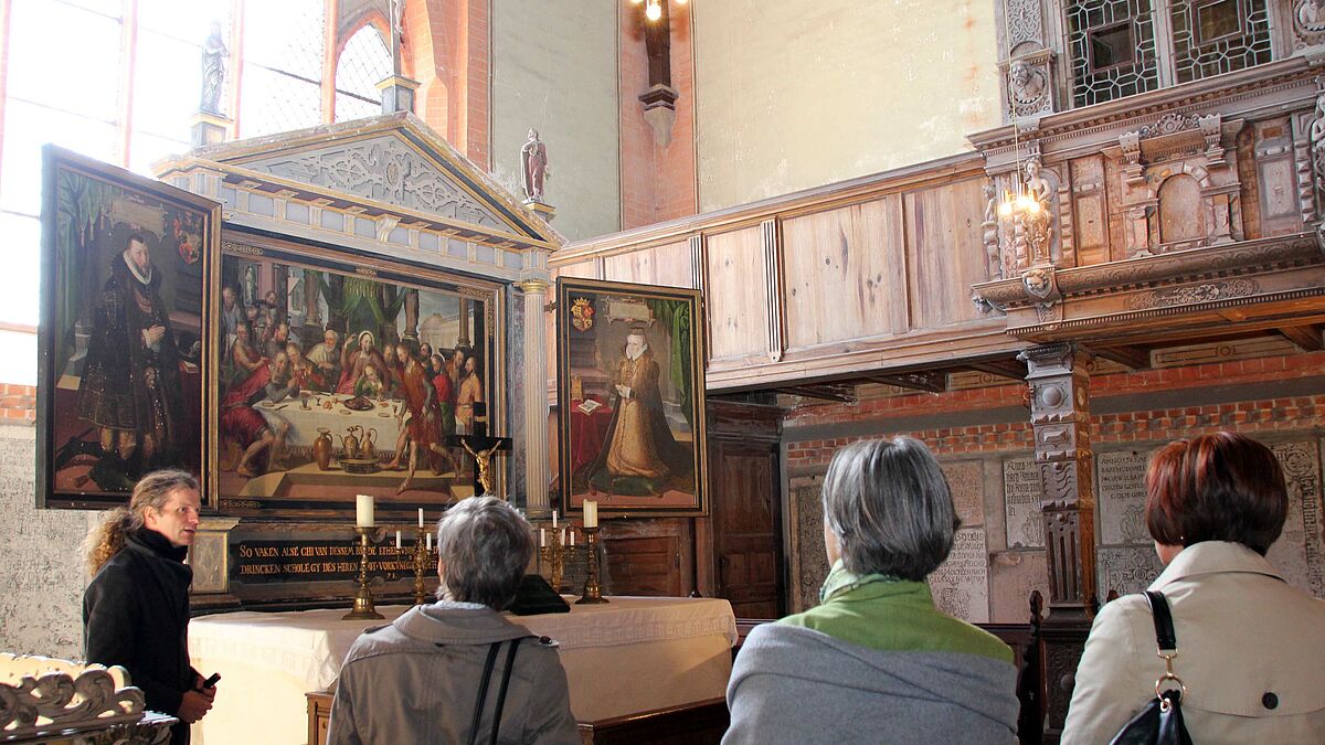 Der Altar in der ehemaligen Klosterkirche Rühn bei Bützow 