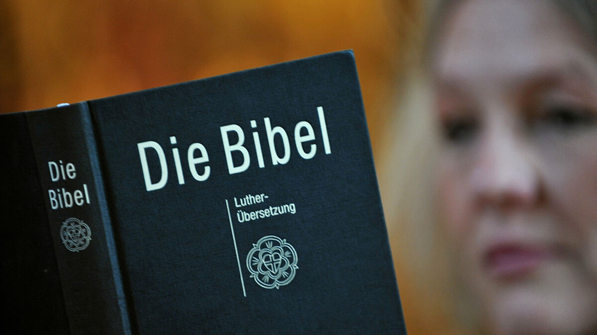 Das Grundbuch des Glaubens: Eine Frau liest in einer Lutherbibel, die jetzt neu übersetzt worden ist