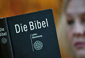Das Grundbuch des Glaubens: Eine Frau liest in einer Lutherbibel, die jetzt neu übersetzt worden ist
