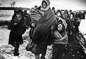 Frauen und Kinder 1943 in Russland auf der Flucht
