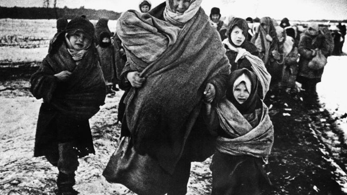 Frauen und Kinder 1943 in Russland auf der Flucht