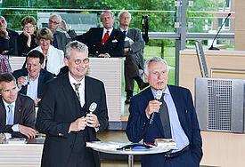 Prof. Dr. Peter Unruh (l.) diskutierte mit Prof. Dr. Heinz Schilling im Plenarsaal des schleswig-holsteinischen Landtags unter anderem über Luther.