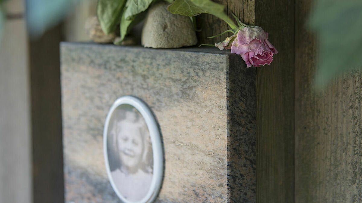 Im Rosengarten neben der ehemaligen Schule erinnern Tafeln an das Schicksal der Kinder. 