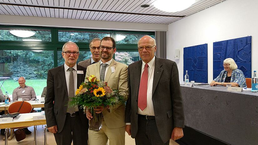 Dr. Klaus Schäfer, Pastor Martin Krieg, Pastor Dr. Christian Wollmann und Landesbischof Gerhard Ulrich (v.l.n.r.) nach der Wahl