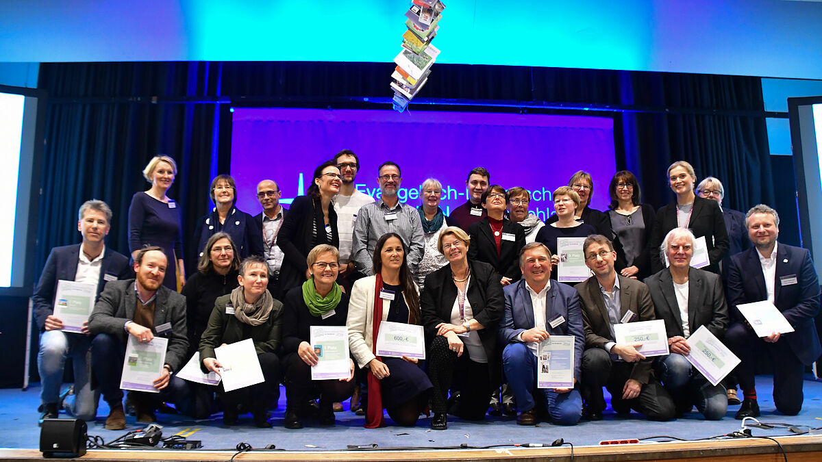 So sehen Sieger aus: Die Gewinner des Gemeindebriefpreises 2019 mit Schirmherrin und Synodenpräses Ulrike Hillmann.
