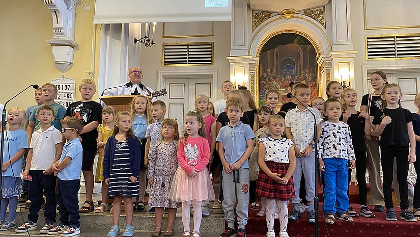 Kinder der Gemeinde Skoczow in Polen auf dem Weg in den Kindergottesdienst während Gottesdienst bei Besuchsprogramm während LWB-Vollversammlung