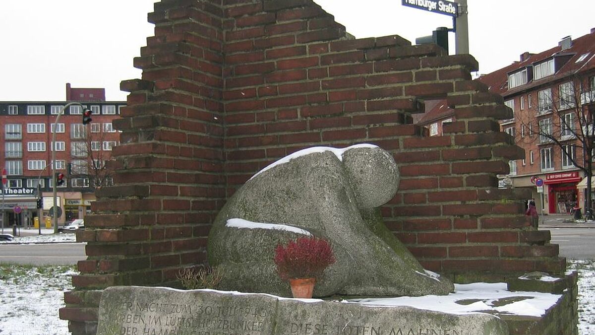 Inschrift: In der Nacht zum 30. Juli 1943 starben im Luftschutzbunker an der Hamburger Straße bei einem Bombenangriff 370 Menschen. Diese Toten mahnen: Nie wieder Faschismus, nie wieder Krieg