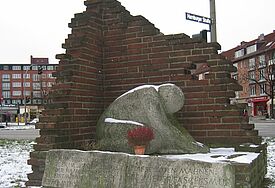 Inschrift: In der Nacht zum 30. Juli 1943 starben im Luftschutzbunker an der Hamburger Straße bei einem Bombenangriff 370 Menschen. Diese Toten mahnen: Nie wieder Faschismus, nie wieder Krieg