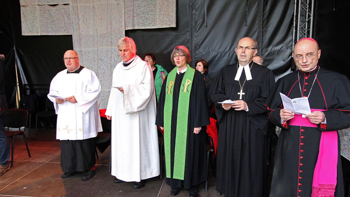 V.r.n.l.: Weihbischof Dr. Hans-Jochen Jaschke und Bischofsvertreter Gothart Magaard, Pastorin Corinna Peters-Leimbach (igs-Beauftragte der Nordkirche), Claus Everdiking (igs-Beauftragter des Erzbistums) und Herbert Wolf (Pastoralreferent, Erzbistum HH)