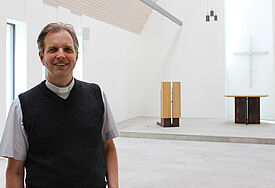 Pastor Tobias Jäger in der neuen Osterkirche in Klein Offenseth-Sparrieshoop.
