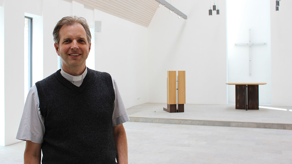 Pastor Tobias Jäger in der neuen Osterkirche in Klein Offenseth-Sparrieshoop. 
