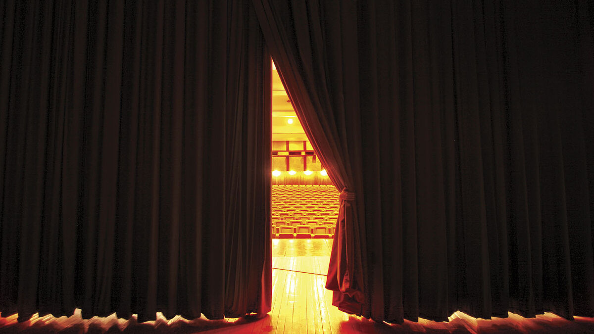 Theaterpredigt - Vorhang auf für Landesbischof Ulrich (Symbolbild)