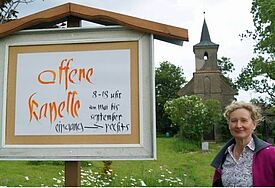 Täglich kümmert sich Sabine Petters um die Kapelle in Jager. Das Schild hat sie selbst gestaltet.