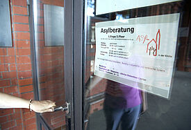 Geschäftsstelle "Ökumenische Bundesarbeitsgemeinschaft Asyl in der Kirche e.V." in der "Kirche zum Heiligen Kreuz" in Berlin (Foto vom 07.09.2011). Kirchenasyl für von der Abschiebung bedrohte Flüchtlinge gibt es in Deutschland seit 1983. Unzählige Helfer kümmern sich fern der öffentlichen Aufmerksamkeit in den Gemeinden um die abgetauchten Menschen. Mit Erfolg. Bislang führten 75 Prozent aller Fälle zu einer Neuaufnahme der Verfahren und schließlich zu einer humanitären Lösung, wie Kirchenpräsident Volker Jung, der Vorsitzende der Kammer für Migration und Integration der Evangelischen Kirche in Deutschland (EKD), betont. (Siehe epd-Bericht vom 07.09.2011)