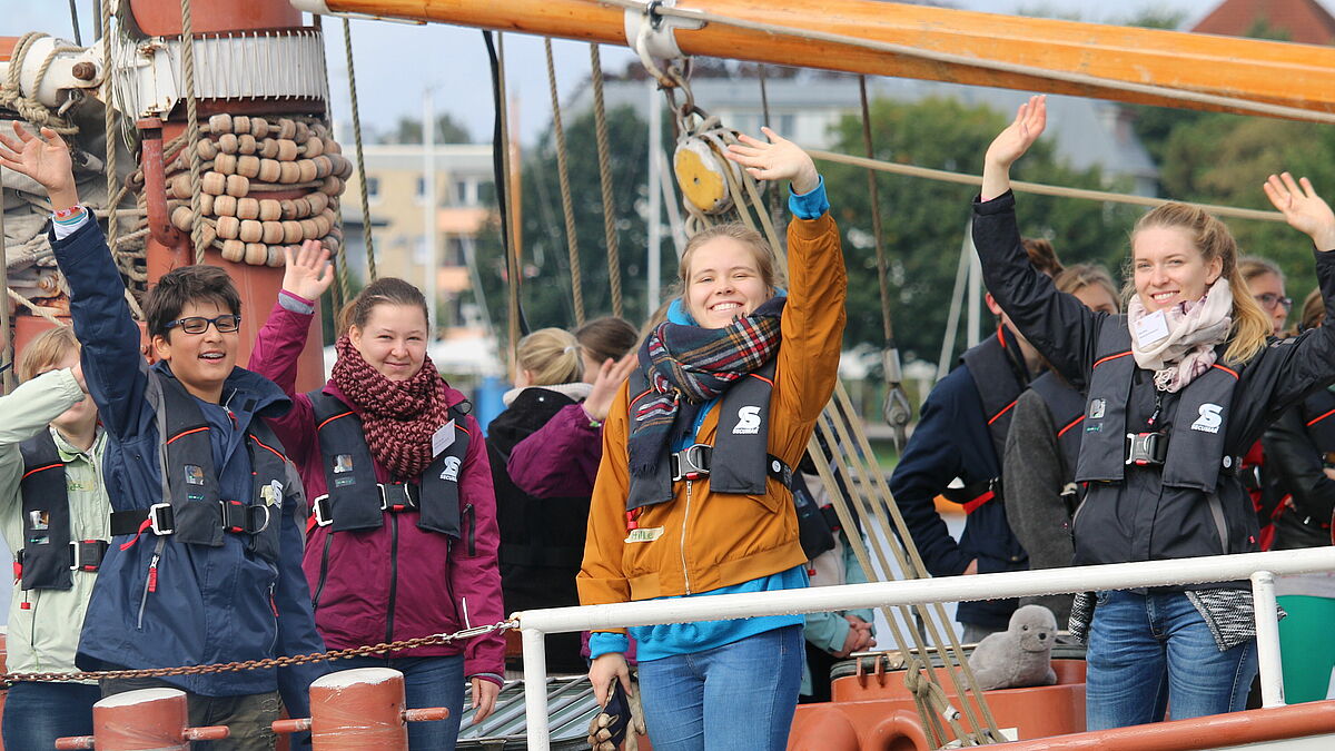 Noch einmal winken: Jugendliche stechen in See beim KlimaSail.