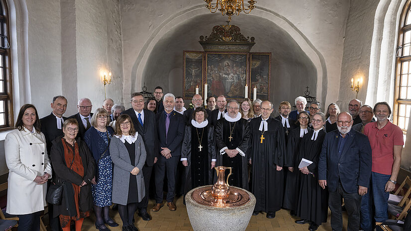 Die Mitwirkenden am Festgottesdienst sowie der Kirchenvorstand der Nordschleswigschen Gemeinde versammelten sich am 26. März 2023 in der Kirche zu Tingleff zum Gruppenfoto.