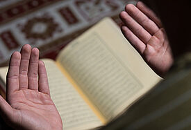 Andächtig: Ein Muslim liest im Koran