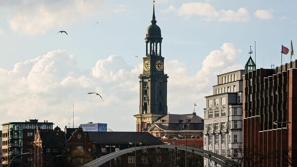 Blick auf die Hamburger Hauptkirche St. Michaelis.