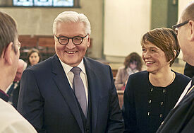 Bei einer ökumenischen Andacht in der katholischen St. Hedwigs-Kathedrale in Berlin haben sich Spitzen der Politik und Wahlleute der Bundesversammlung am Sonntagmorgen (12.2.17) auf die Wahl des Bundespräsidenten eingestimmt - gewählt wurde mit großer Mehrheit Frank-Walter Steinmeier (SPD)