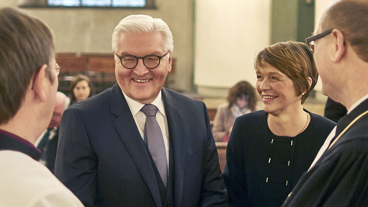 Bei einer ökumenischen Andacht in der katholischen St. Hedwigs-Kathedrale in Berlin haben sich Spitzen der Politik und Wahlleute der Bundesversammlung am Sonntagmorgen (12.2.17) auf die Wahl des Bundespräsidenten eingestimmt - gewählt wurde mit großer Mehrheit Frank-Walter Steinmeier (SPD)
