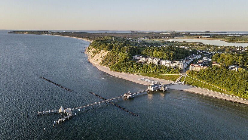 Sellin Ruegen Blick auf Sellin mit historischer Seebrücke auf der Ostseeinsel Rügen.